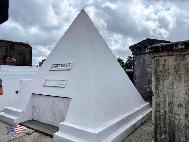 st louis cemetery tomba cage