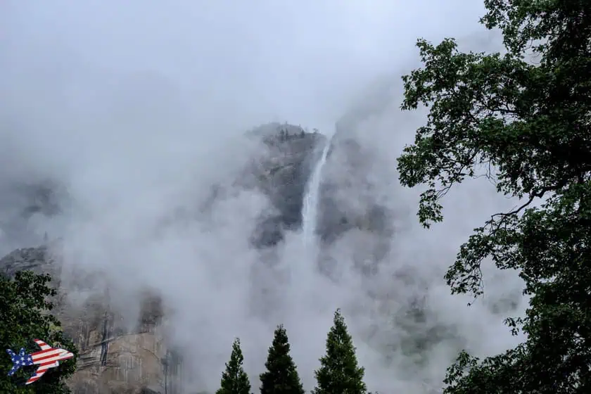 Upper Yosemite Falls nella nebbia