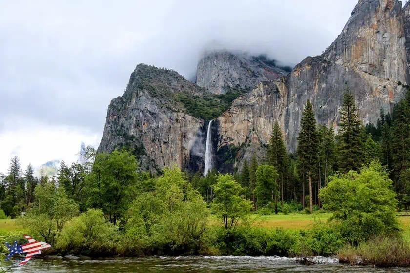 Yosemite Bridalveil Fall vista da oltre il fiume 2