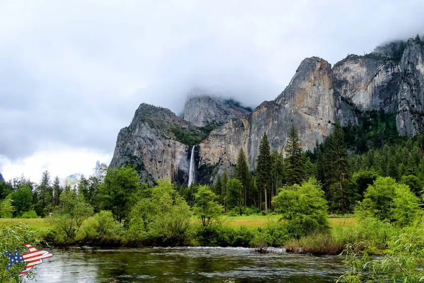 Yosemite Bridalveil Fall vista da oltre il fiume