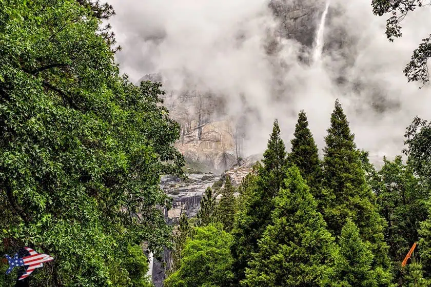 Yosemite Falls nella nebbia