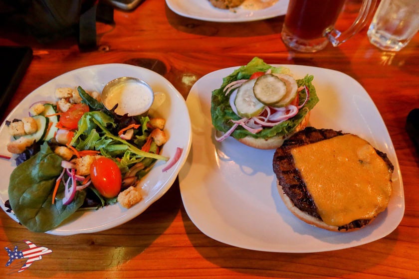 Mariposa Grove - Aroma Restaurant and Buffalo Bar - Hamburger e insalata