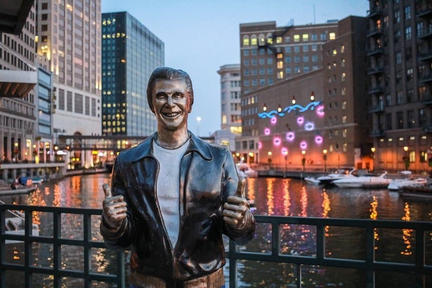 Milwaukee riverwalk statua di fonzie