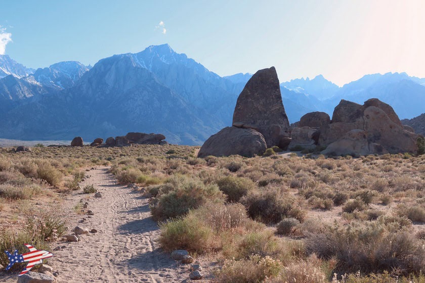 Alabama Hills - Shark Fin con sfondo Sierra Nevada