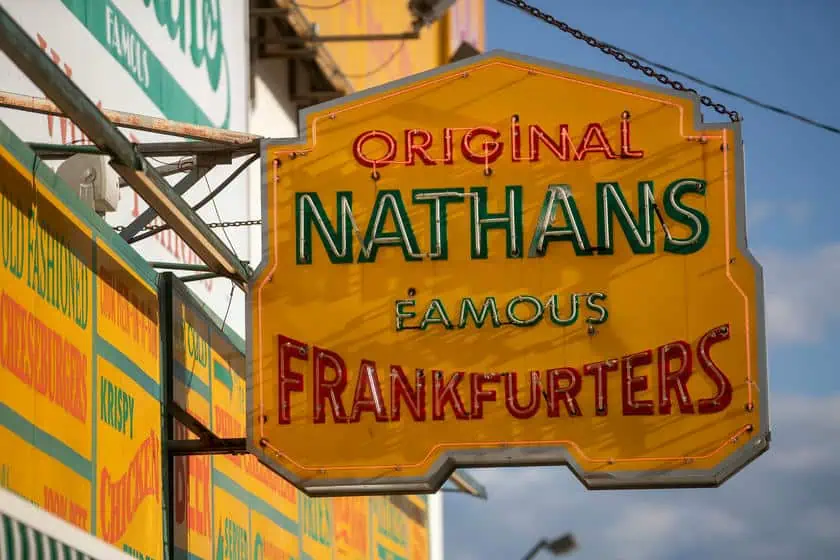 Nathan's Famous Hot Dog insegna