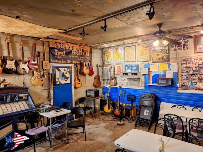 the blue front cafè interni