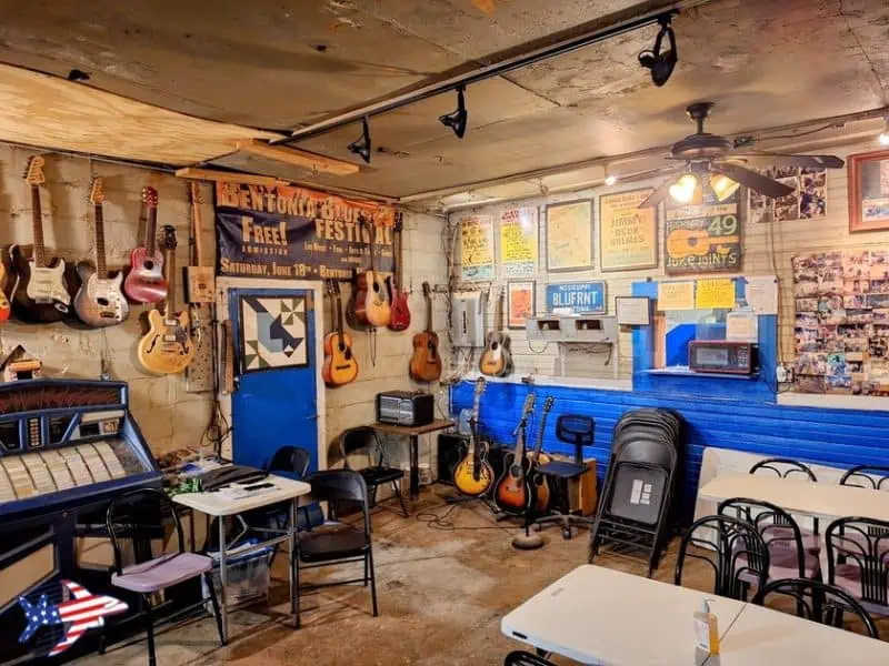 the blue front cafè interni