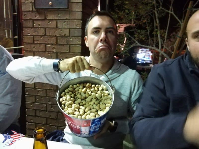 Andrea Cuminatto con le noccioline al Big Johns Texas BBQ a Page