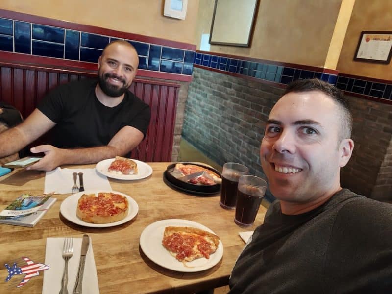 Andrea Cuminatto e Bernardo Pacini con la deep dish pizza a Chicago
