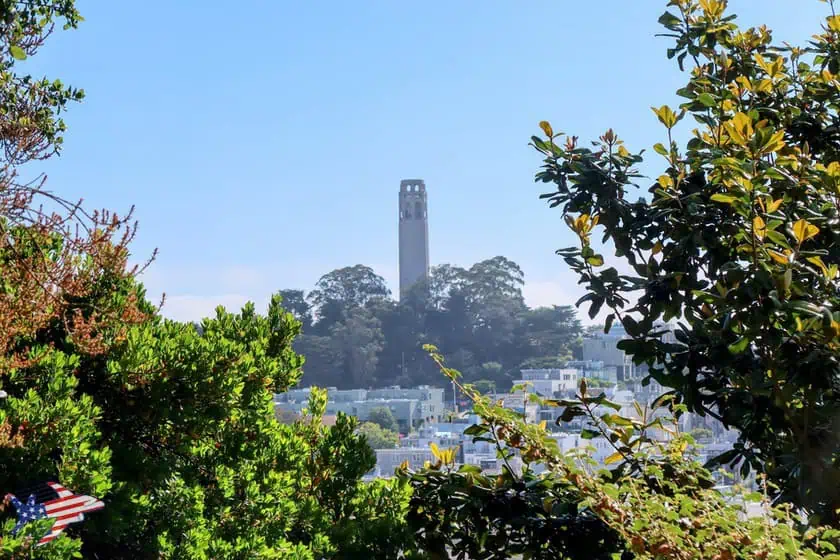 Coit Tower vista da Ina Coolbrith Park